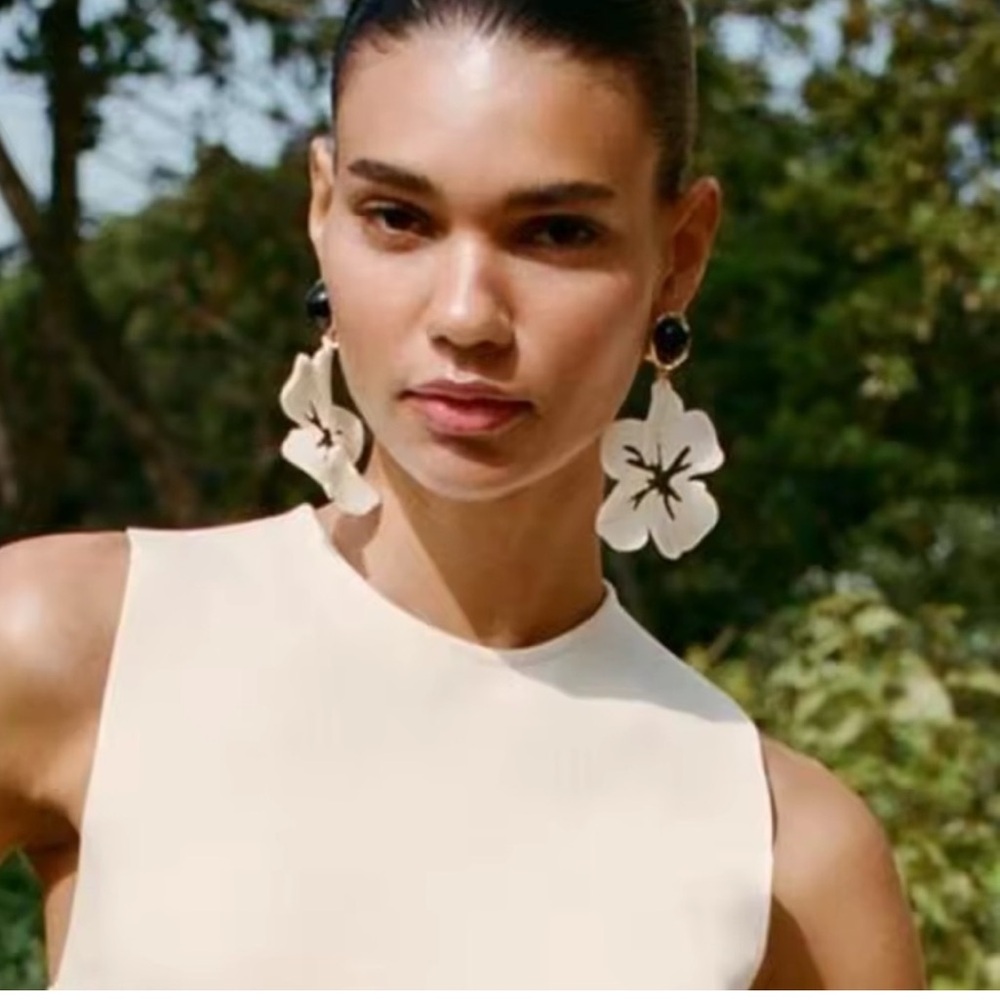 ZARA FLOWER BUTTON EARRINGS
Color: GOLDEN ( off-white/ black ) NWT